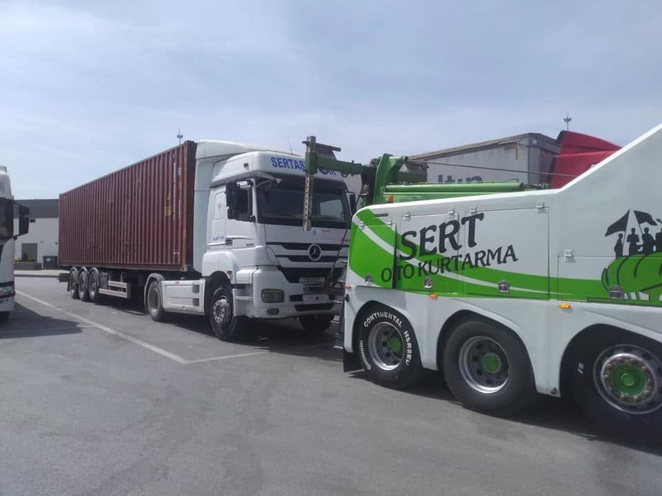 Sert Oto Kurtarma çekici konteyner taşıyıcı tırı çekerken